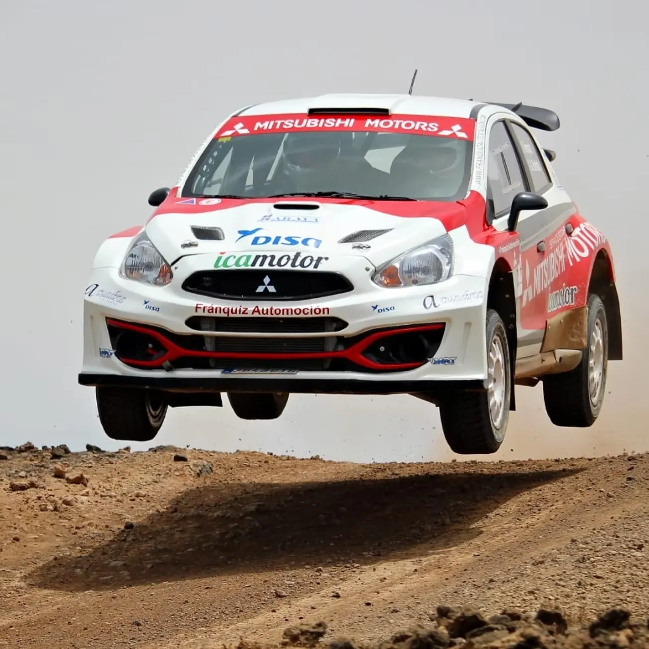Mitsubishi Space Star de Franquiz Automoción en pleno salto sobre tierra