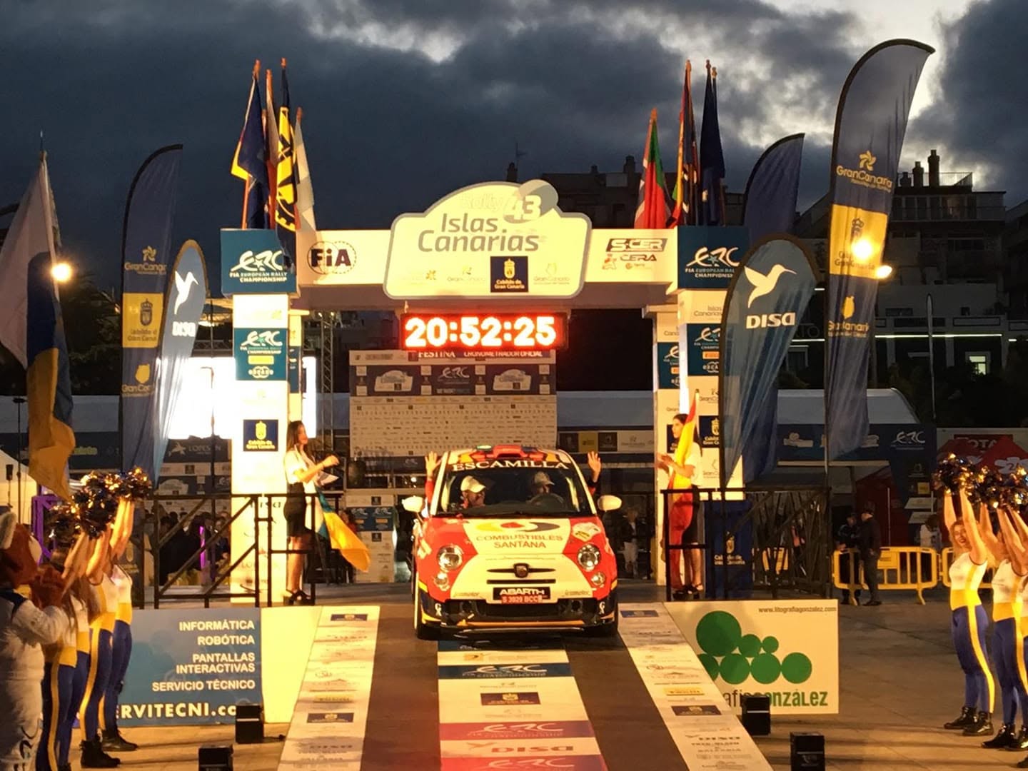 Coche bajo el arco del Rally Islas Canarias con el cronómetro marcando la salida
