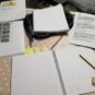 Libreta de notas, road book y hojas de tiempos preparados antes de un rally