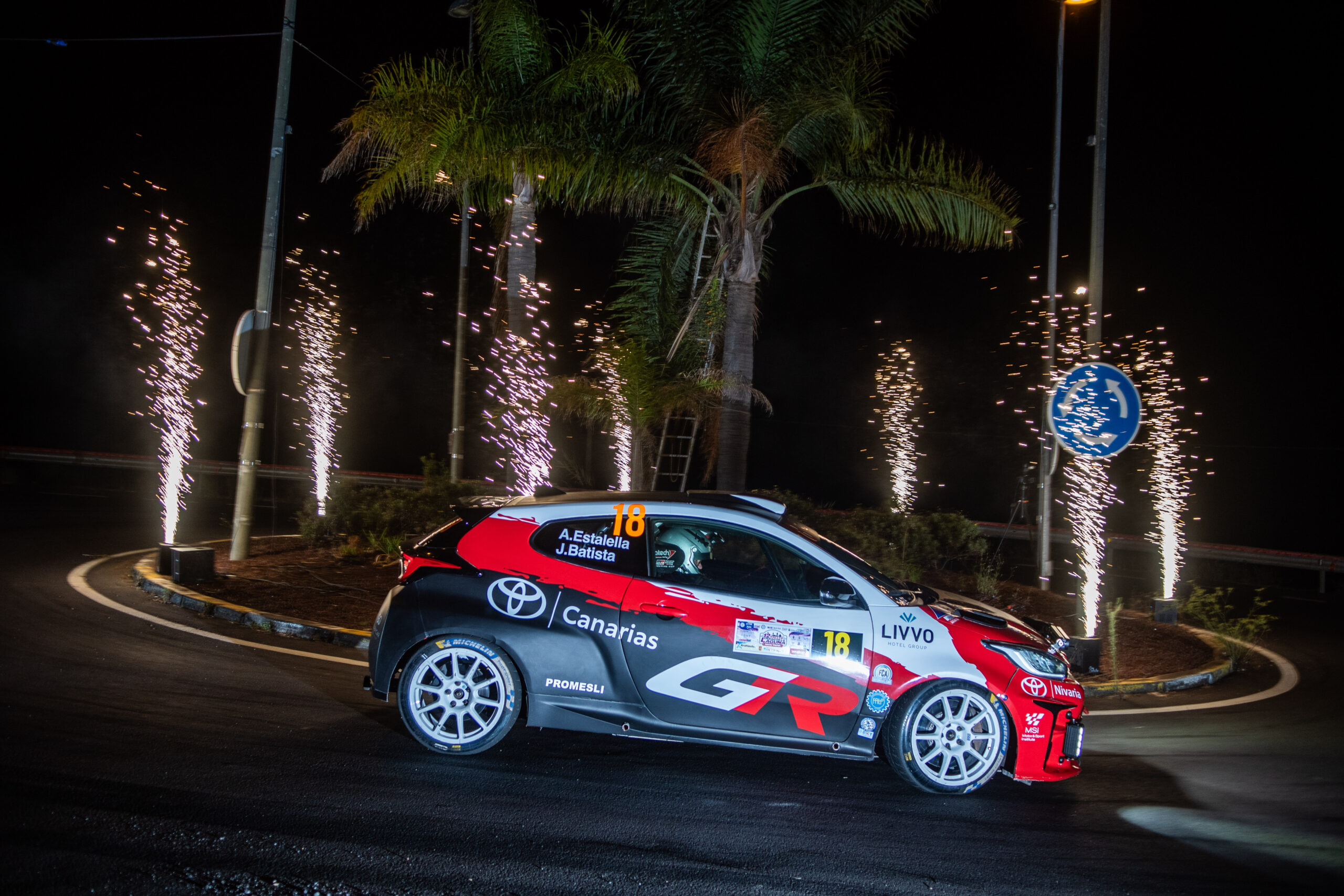 El Toyota GR Yaris de Estalella y Batista bajo los fuegos artificiales en la salida nocturna del Rally Ciudad de La Laguna
